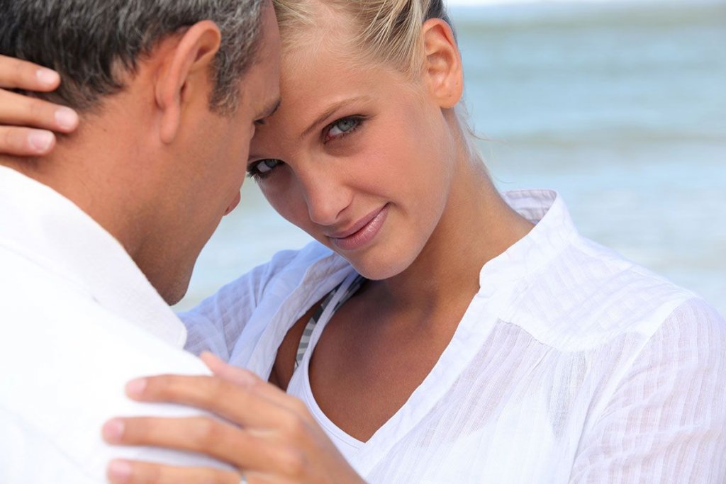 Mujer joven con hombre mayor