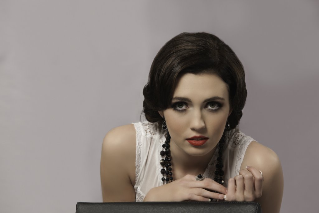 Mujer representando Coco Chanel