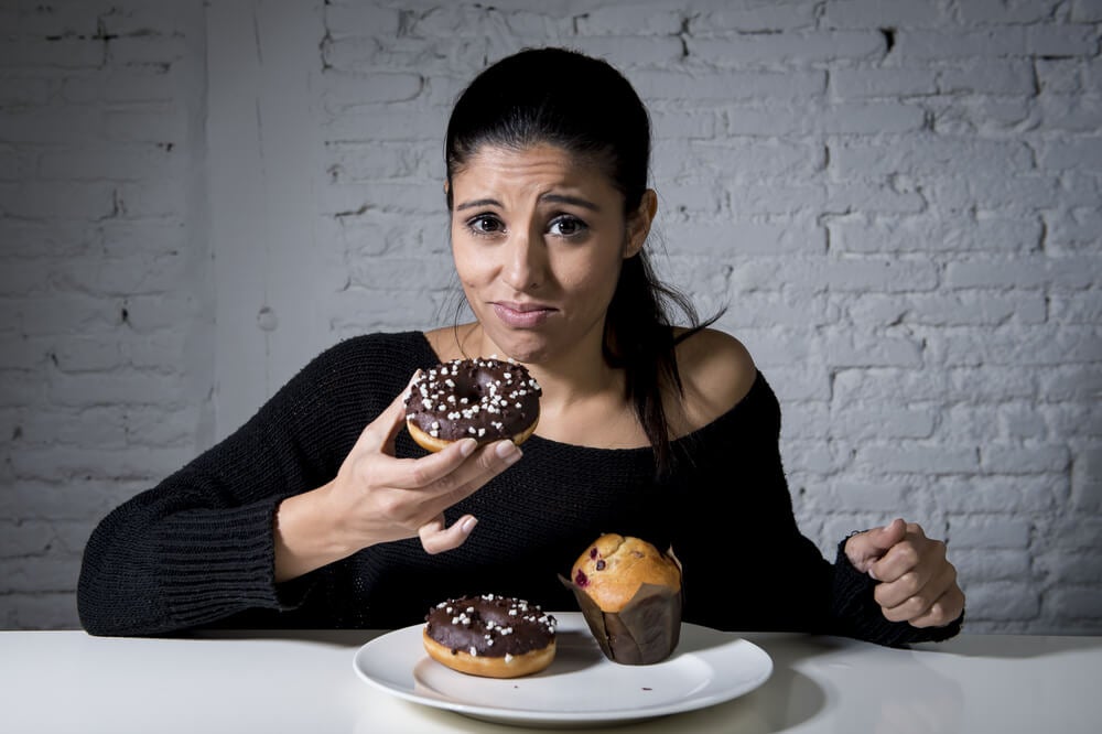 Mujer siente culpa por comer donuts