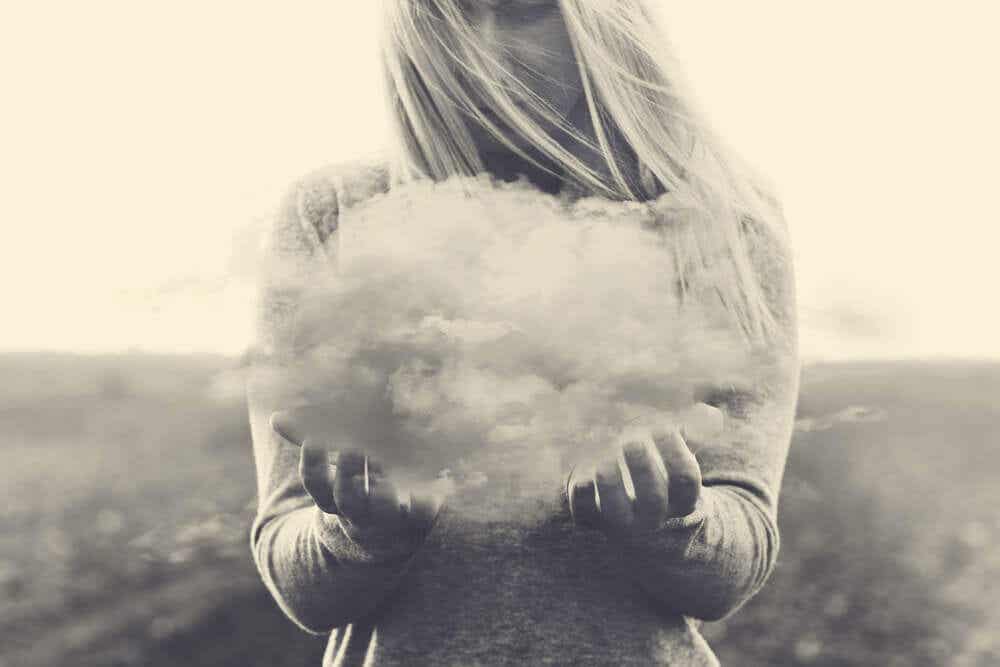 Mujer sujetando una nube que practica el arte de estar bien con uno mismo