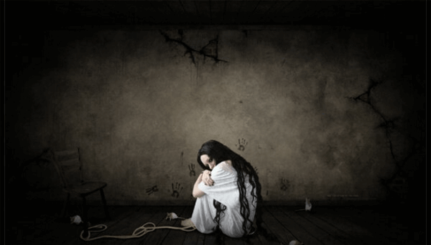 Niña sentada con miedo, una de las emociones básicas