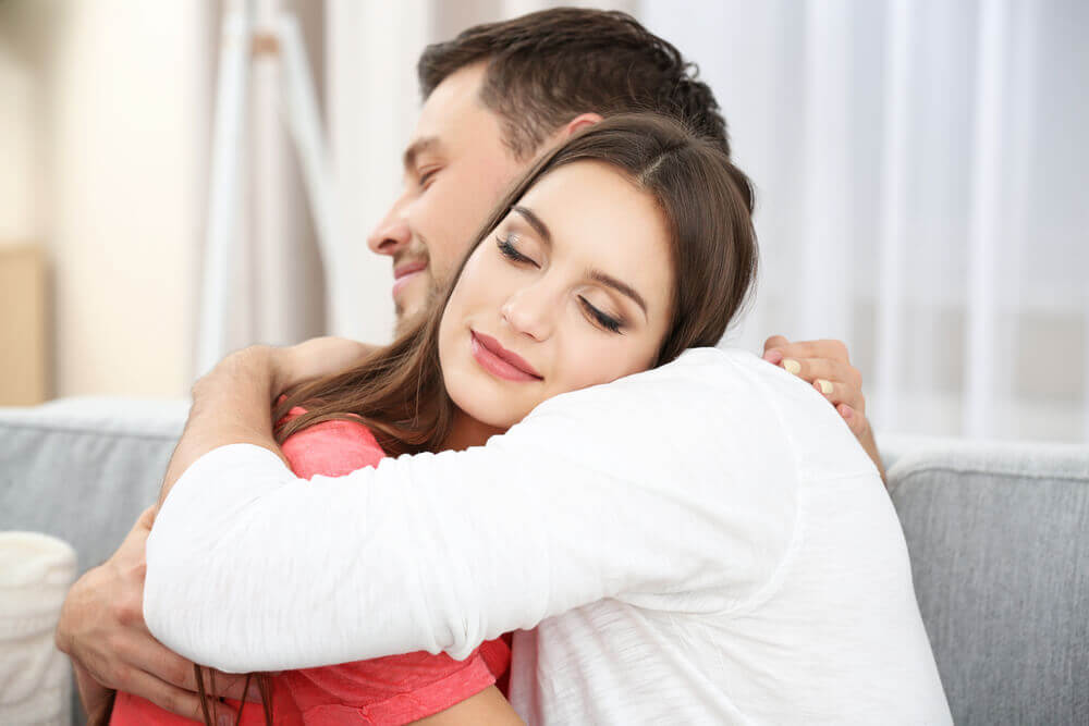 Pareja abrazándose