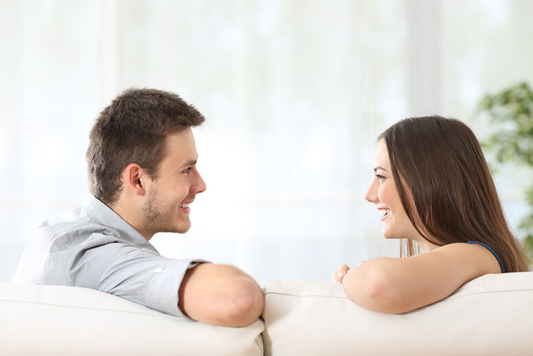 Pareja sonriéndose