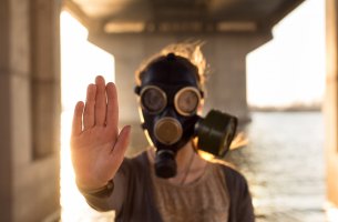 Persona con máscara de gas frenando relaciones tóxicas en la familia