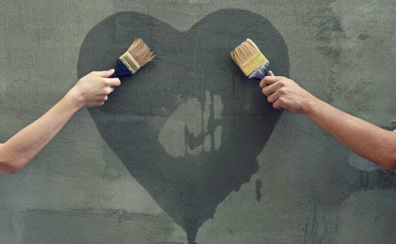 Pintando un corazón en la pared