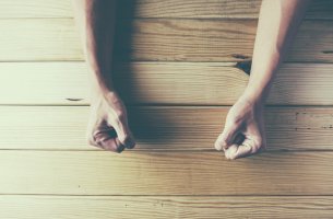 Puños sobre la mesa representando furia ante los engaños