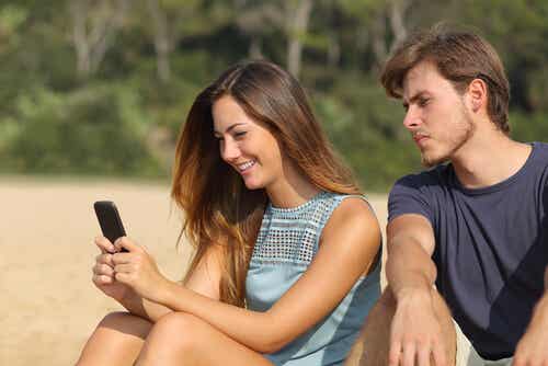 jealous boyfriend reading girl's texts