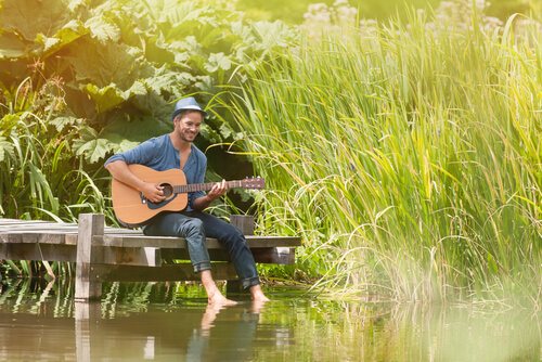 Hombre feliz con una guitarra