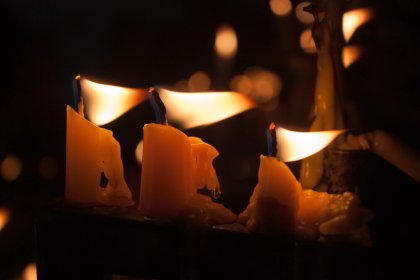 Velas simbolizando persona del Dalai Lama