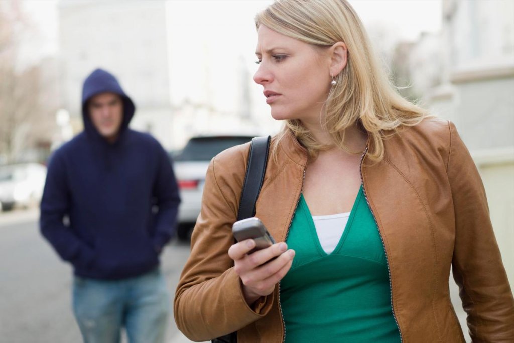 Acosador persiguiendo a una mujer