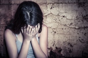 Niña que sufre maltrato infantil