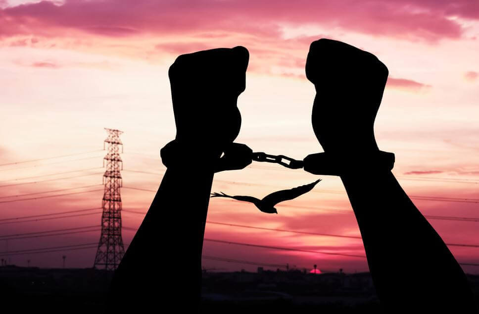 Cadenas simbolizando la necesidad de amar sin apego