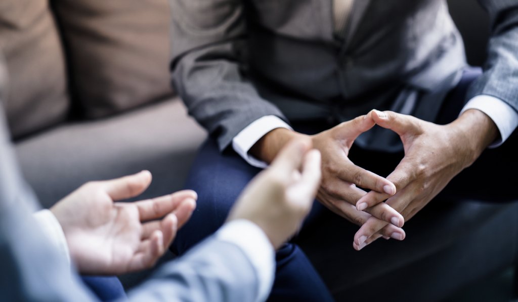 Het is gemakkelijker om een atoom te vernietigen dan een vooroordeel