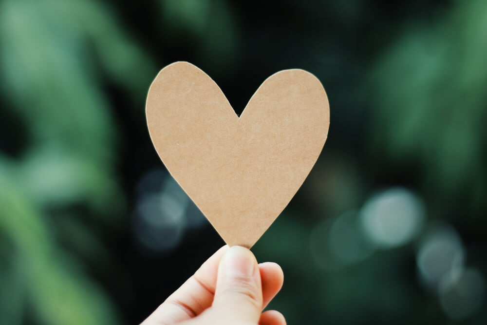 Mano con un corazón de papel