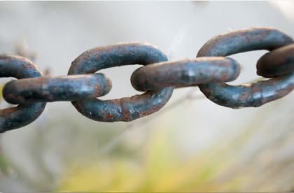 ¿Estás emocionalmente unido a un pasado negativo?