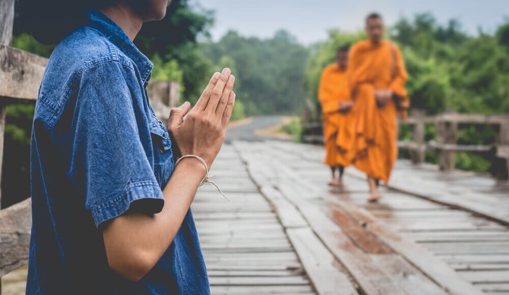 Hombre aprendiendo de la sabiduría tibetana
