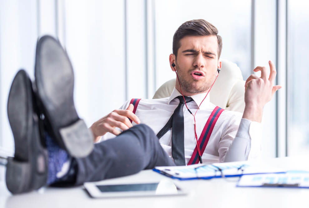 Hombre escuchando música en el trabajo