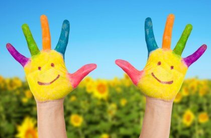 Manos de personas pintadas