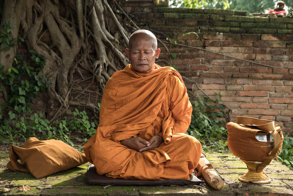 Monje meditando