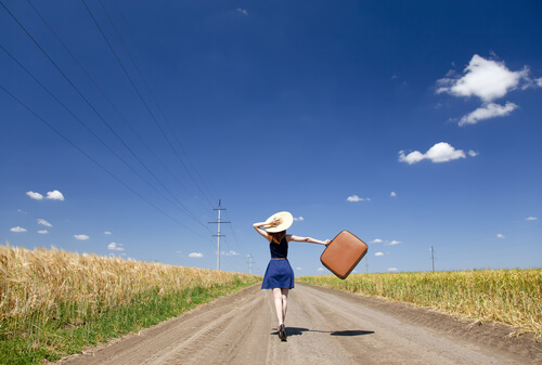 Mujer caminando feliz tras superar su muros