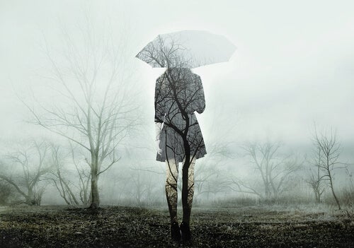 Mujer con paraguas sin compañía