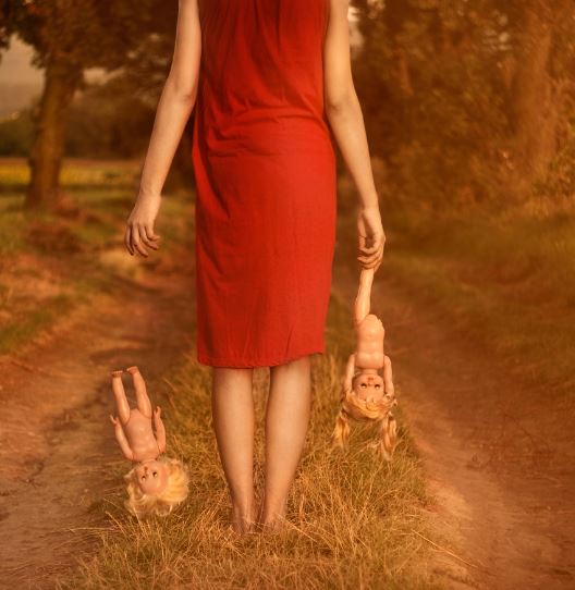 Mujer dejando caer muñecos