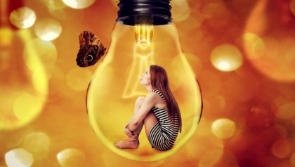 Mujer dentro de una bombilla sin compañía