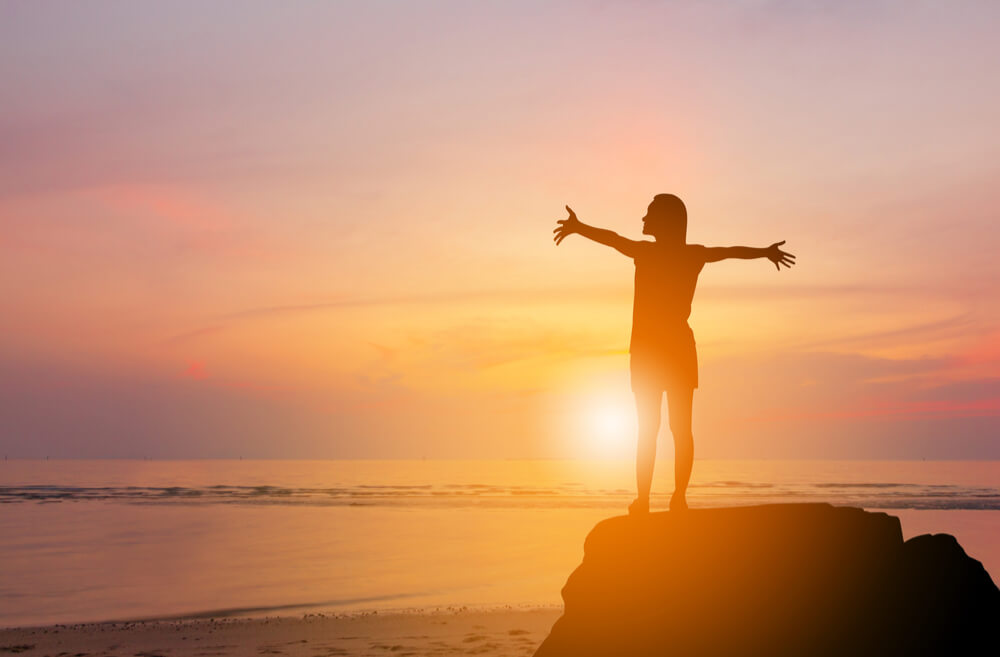 Mujer feliz tras superar su muros