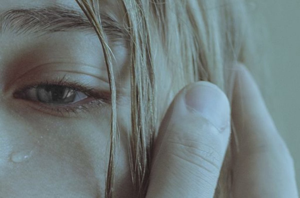 Mujer llorando por decir adiós