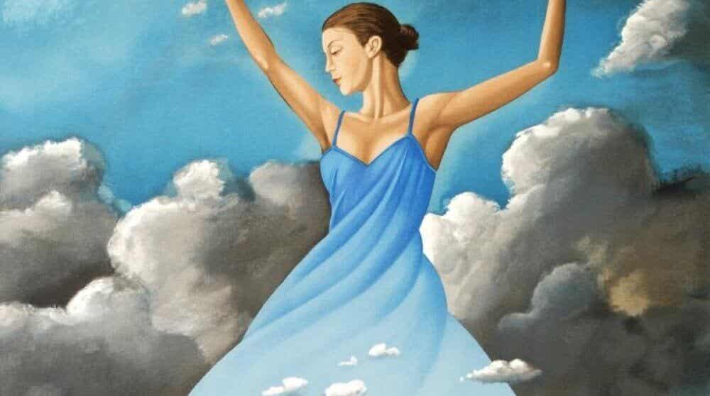 Mujer feliz entre nubes