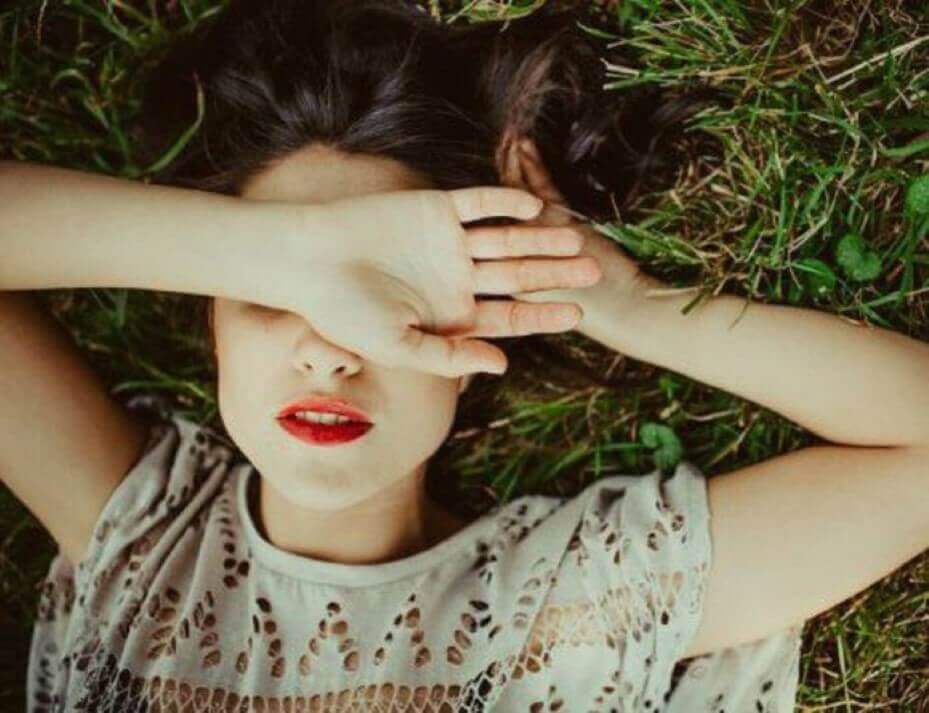 Mujer tapándose los ojos