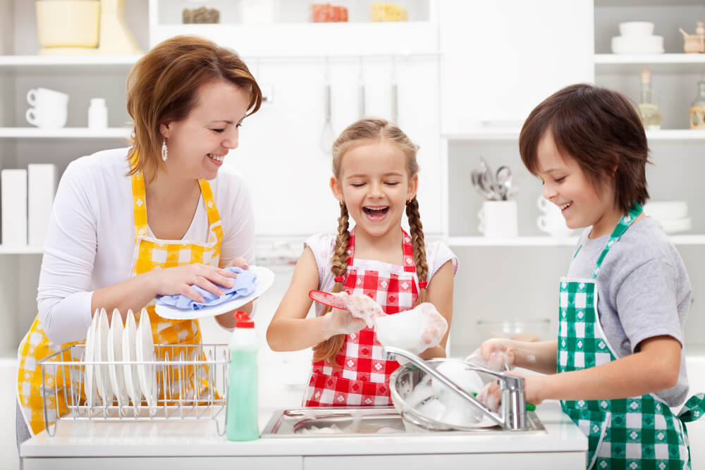 Niños ayudando a su madre