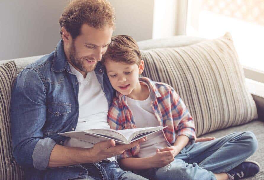 Padre leyendo un libro con su hijo