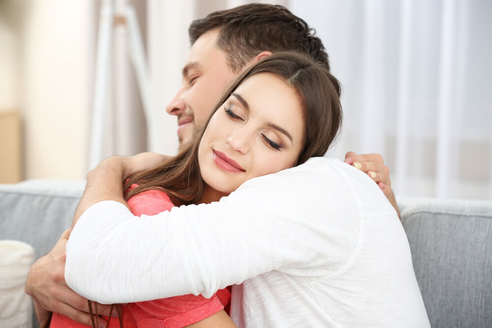 Pareja abrazada con adicción al amor