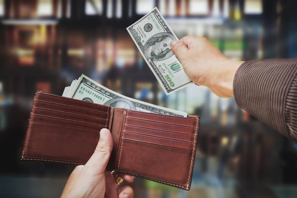 gastar dinero