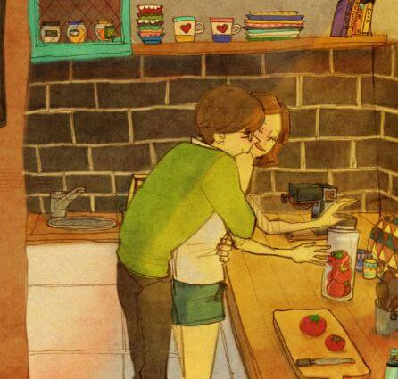 Pareja abrazada en la cocina mientras hacen la comida