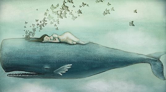 Kobieta leżąca na wielorybie, reprezentująca kochanie siebie.