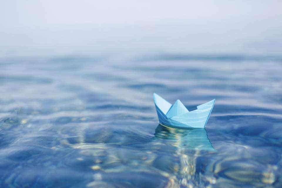 Barco de papel en el agua