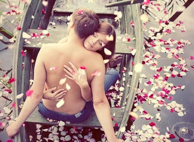 Pareja abrazada que no necesita cambiar su relación