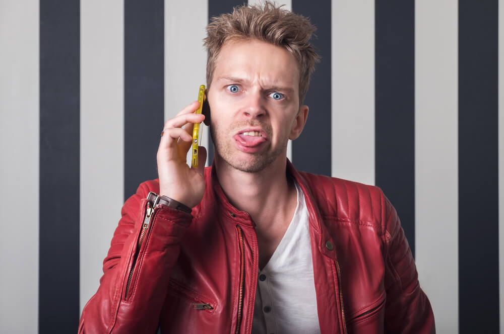 Hombre actuando de manera inmadura