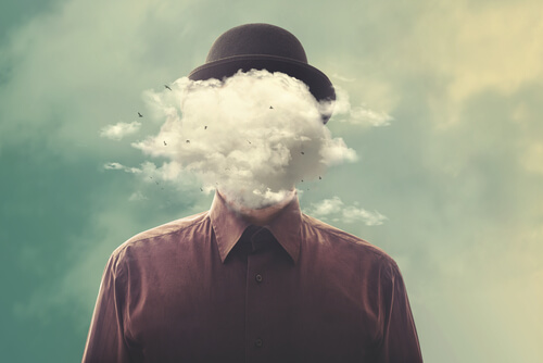 Hombre con cabeza de nubes por el rencor