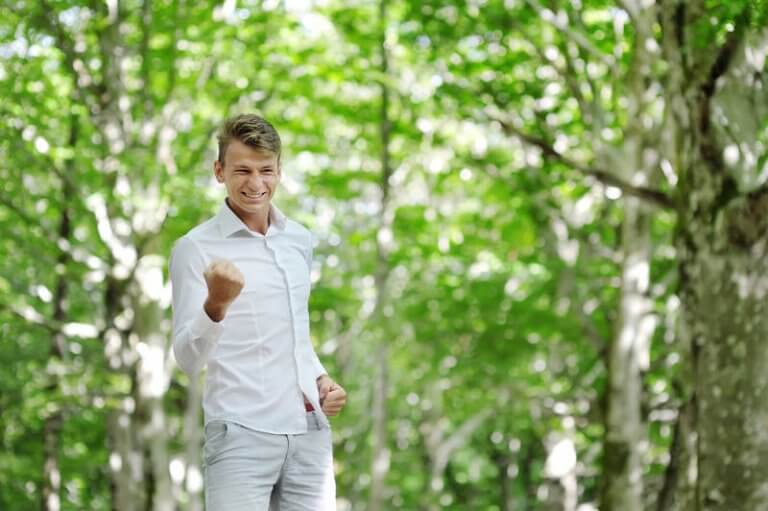 Hombre feliz con habilidades mentales
