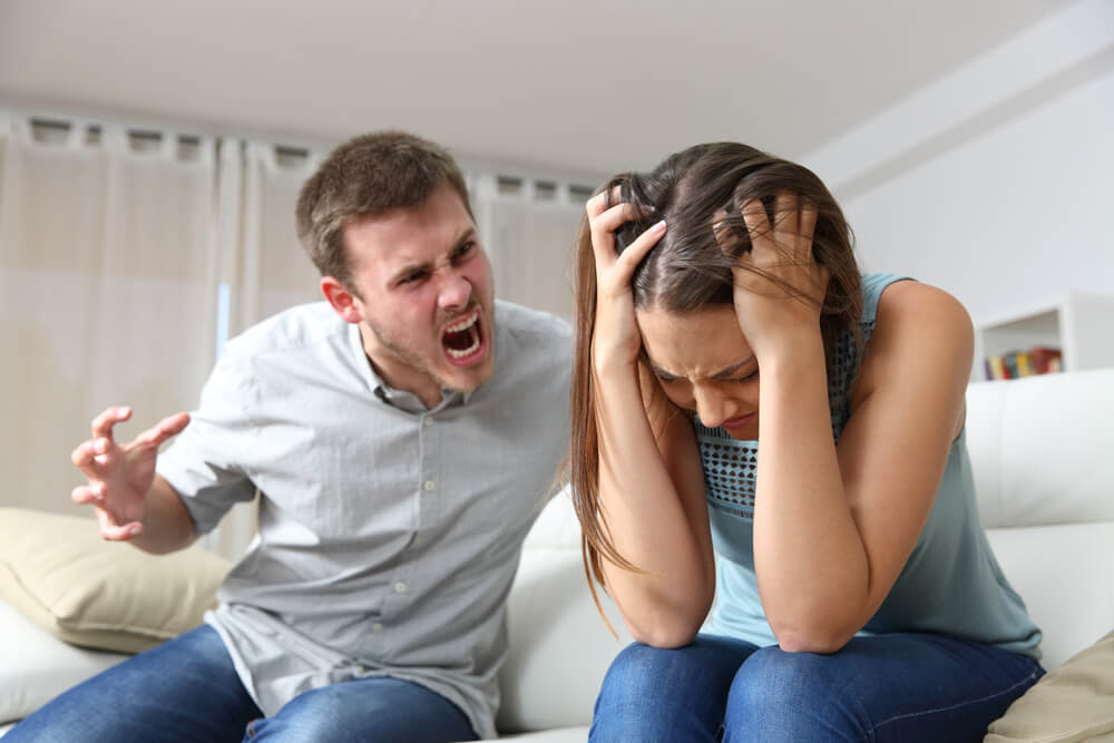 Hombre gritándole a su pareja