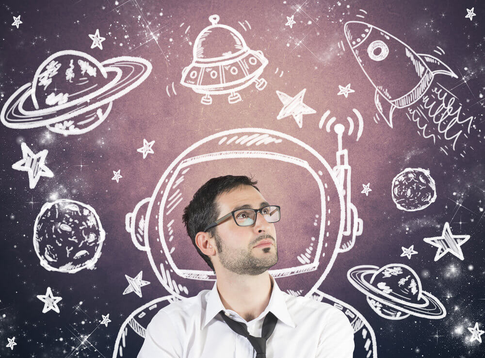 Hombre intentando comprender sus sueños
