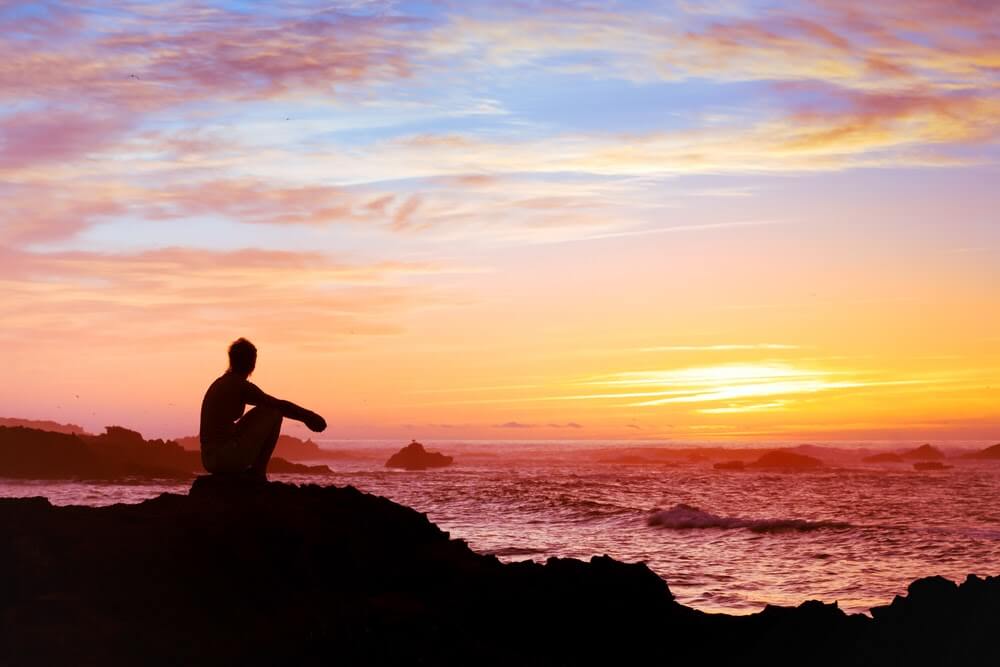 Hombre mirando al horizonte