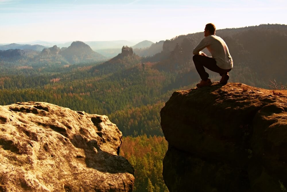 Hombre valiente mirando al horizonte representando la fuerza de la voluntad