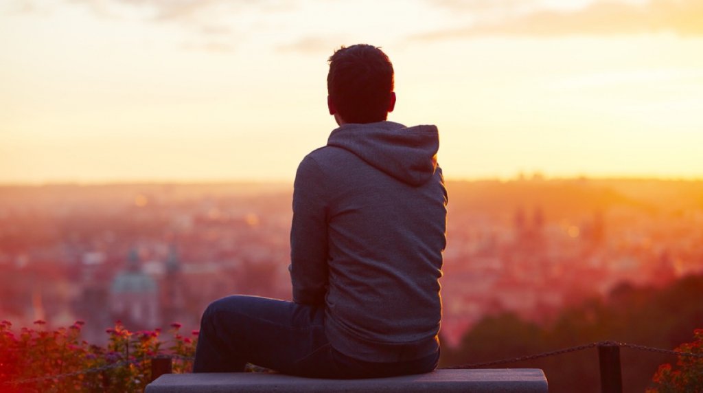 Joven mirando hacia el horizonte