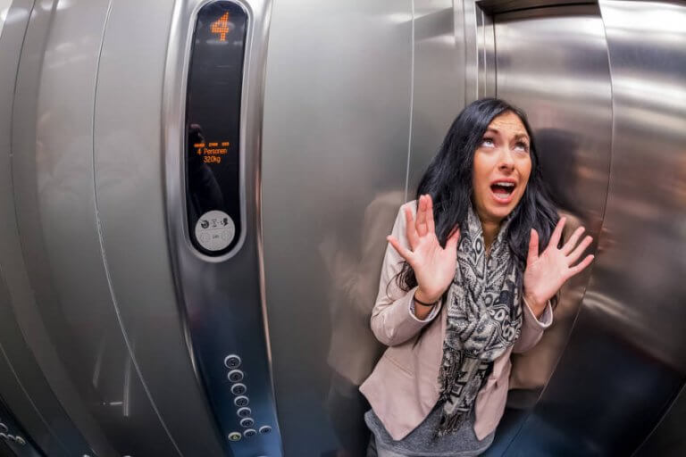 Mujer con un ataque de pánico en un ascensor 