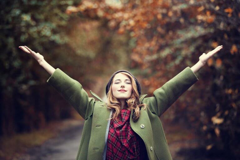 Mujer con los brazos abiertos feliz