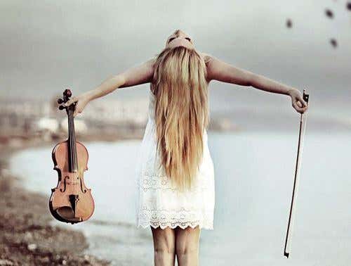 Mujer con violín mirando hacia arriba